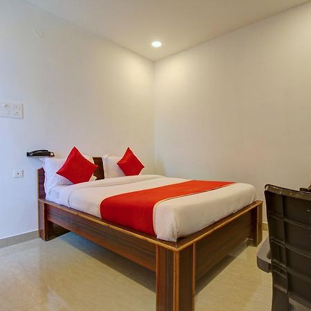 Oyo 11670 Hotel Vishnu Priya Residency Hyderabad Exterior foto