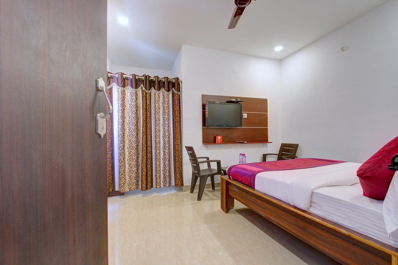 Oyo 11670 Hotel Vishnu Priya Residency Hyderabad Exterior foto