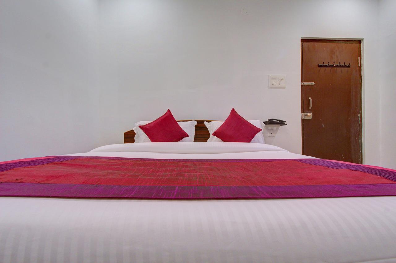 Oyo 11670 Hotel Vishnu Priya Residency Hyderabad Exterior foto