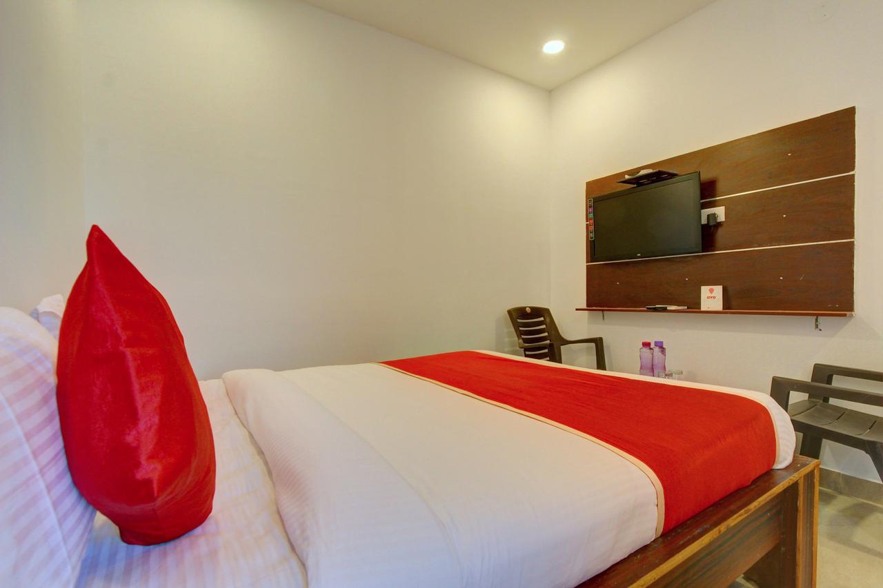 Oyo 11670 Hotel Vishnu Priya Residency Hyderabad Exterior foto