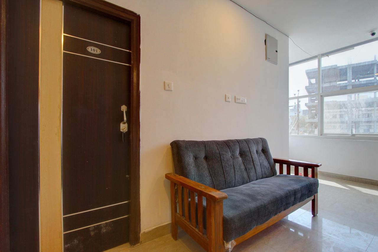 Oyo 11670 Hotel Vishnu Priya Residency Hyderabad Exterior foto